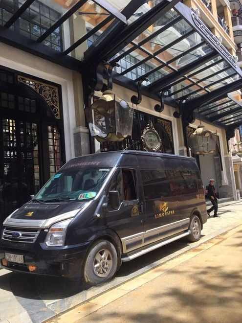 Xe Luxury Van Limousine Bên hông xe Limousine 9 chỗ VIP