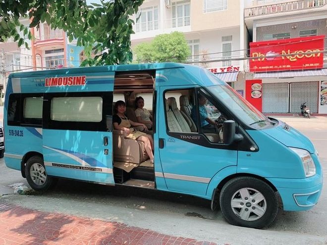 Xe Sao Limousine Bên hông xe Limousine 9 chỗ