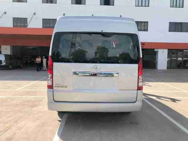 Xe Lộc Thủy Mặt sau xe Hiace 6 chỗ