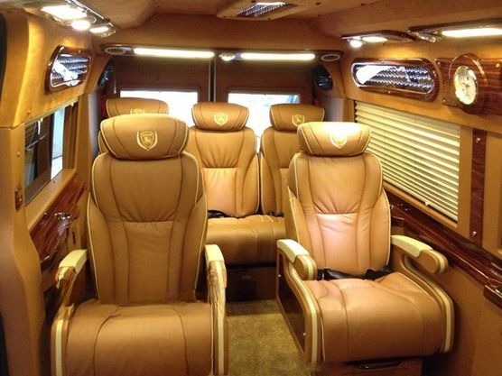 Xe The Long Travel Ghế ngồi Tiện ích Nội thất Limousine 9 chỗ VIP