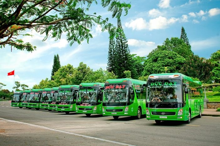 Xe Đức Đạt Mặt trước xe Bên hông xe Limousine giường nằm 24 chỗ