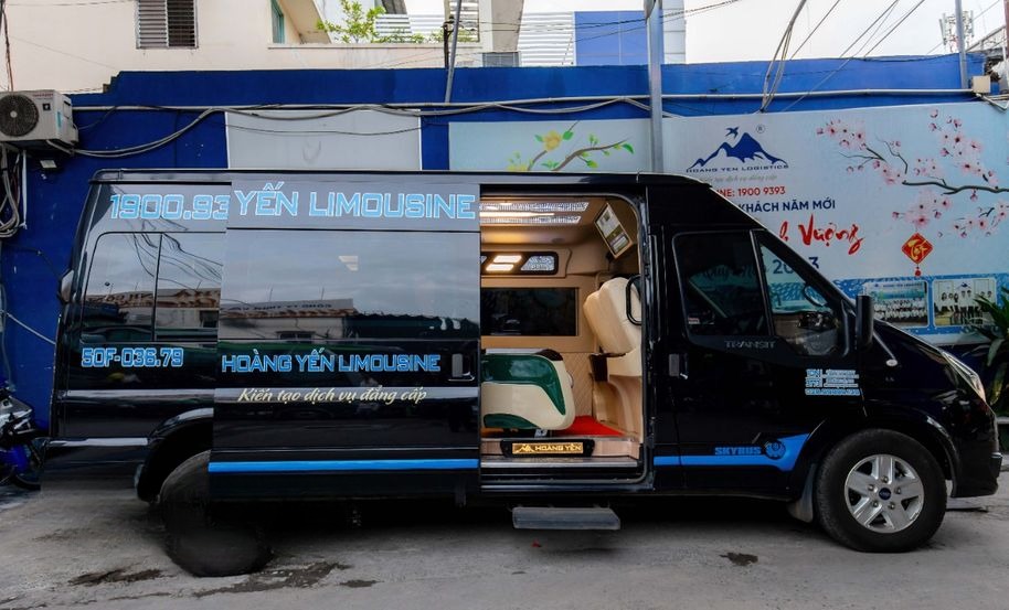 Xe Hoàng Yến Logistics Bên hông xe Limousine 9 chỗ
