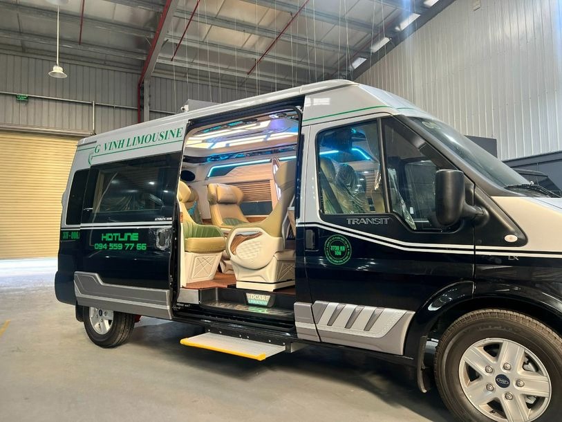 Xe Hồng Vinh Limousine Bên hông xe Limousine 9 chỗ