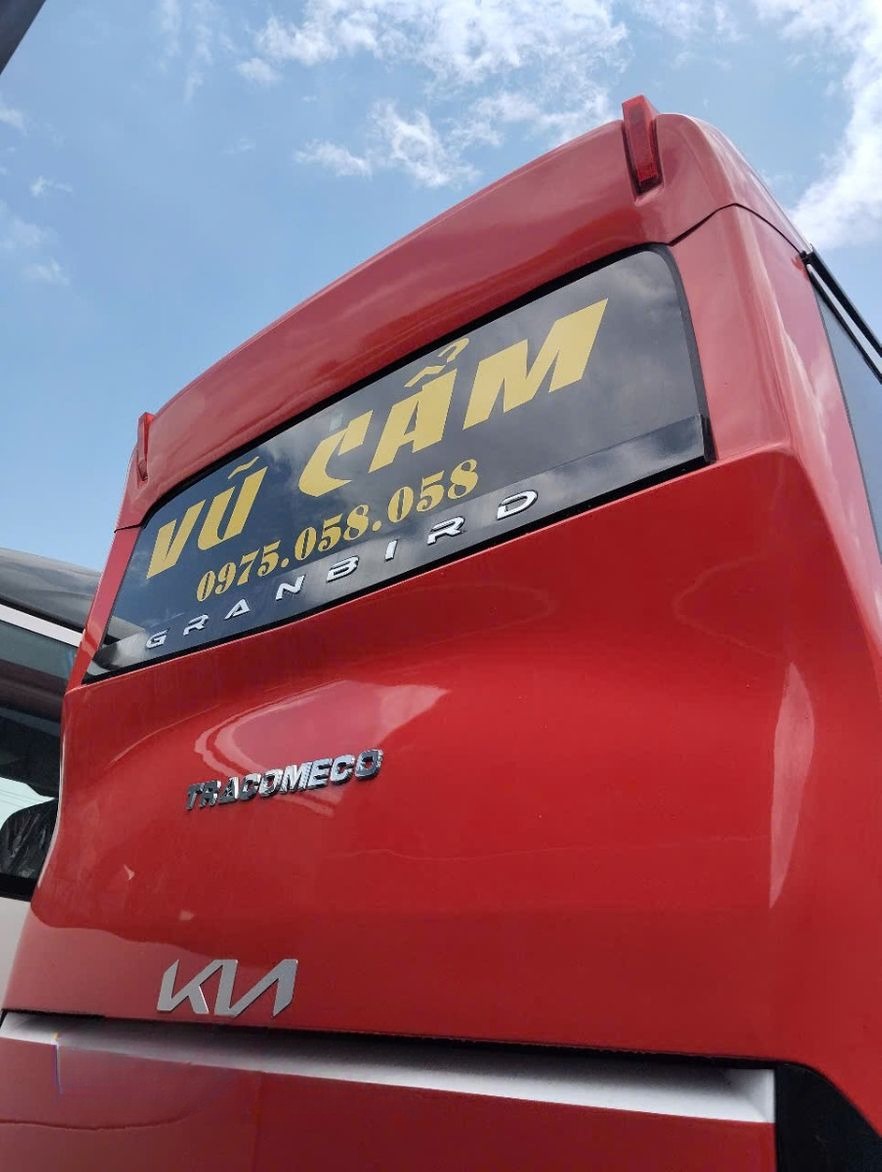 Xe Vũ Cẩm Mặt sau xe Limousine 24 phòng