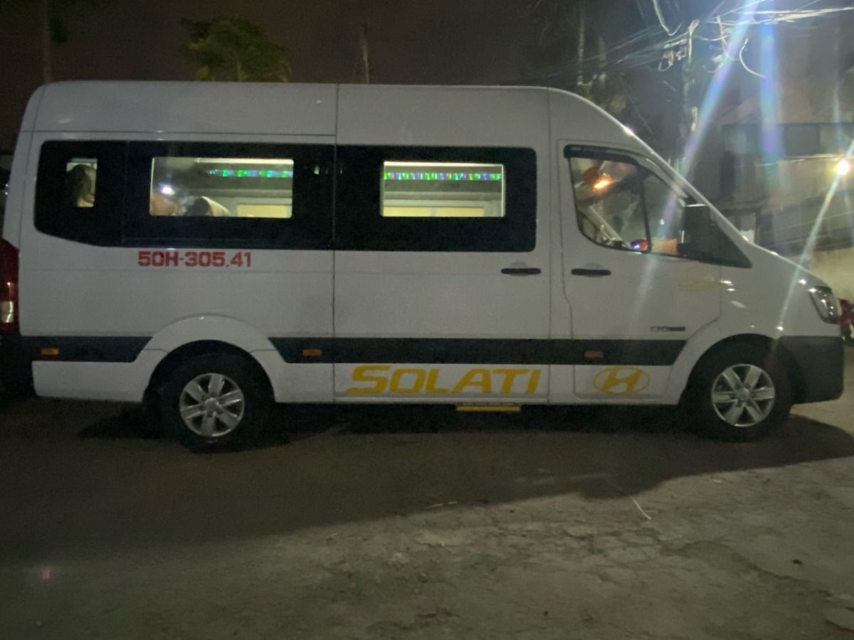 Xe Tân Hoàng Anh Bên hông xe Limousine 15 Ghế