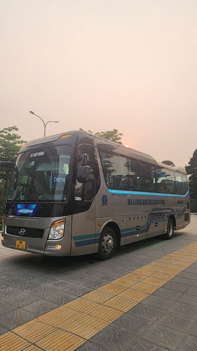 Xe Sinh Cafe Tour Mặt trước xe Limousine 23 ghế