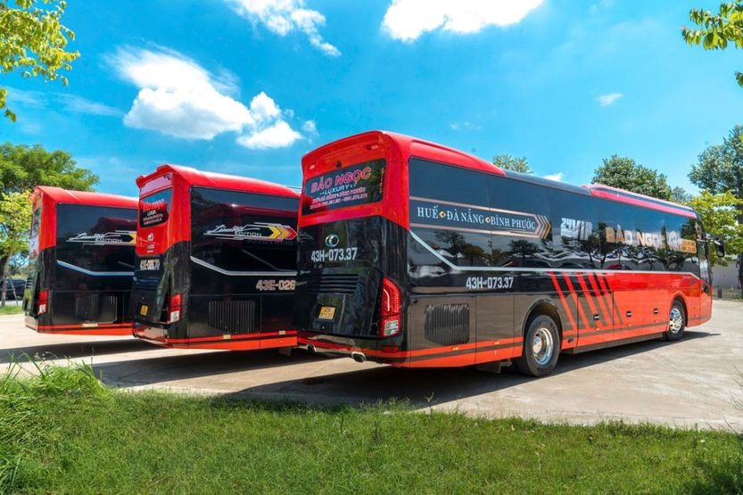 Xe Bảo Ngọc (Đà Nẵng) Bên hông xe Mặt sau xe Limousine 34 phòng VIP