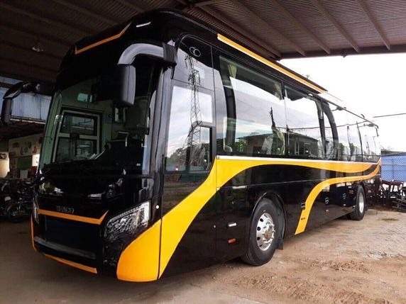 Xe Mận Vũ Bên hông xe Mặt trước xe Limousine 20 chỗ VIP (Có WC)