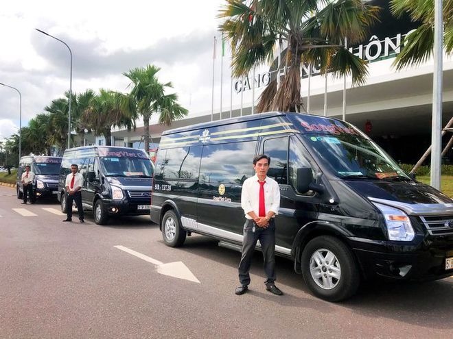 Xe Sóng Việt Bên hông xe Limousine 9 chỗ