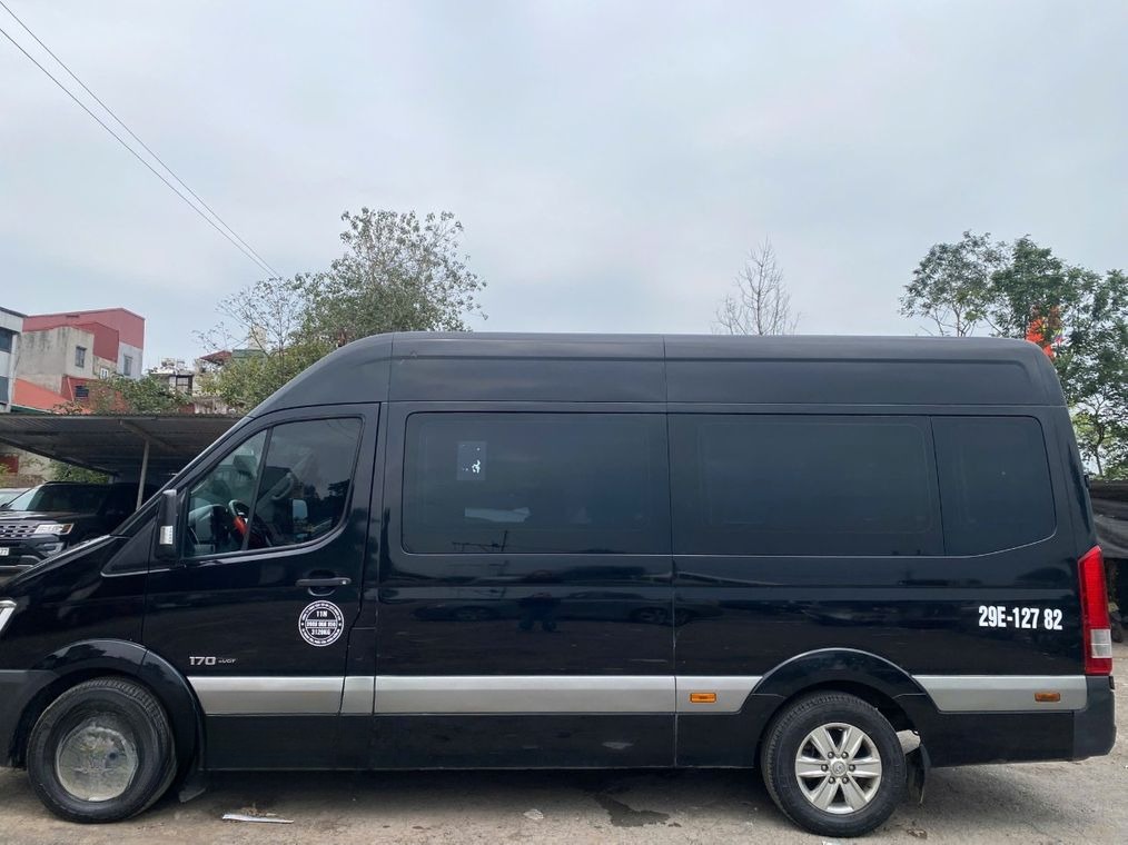 Xe First Class Puluong Bên hông xe Limousine 11 chỗ