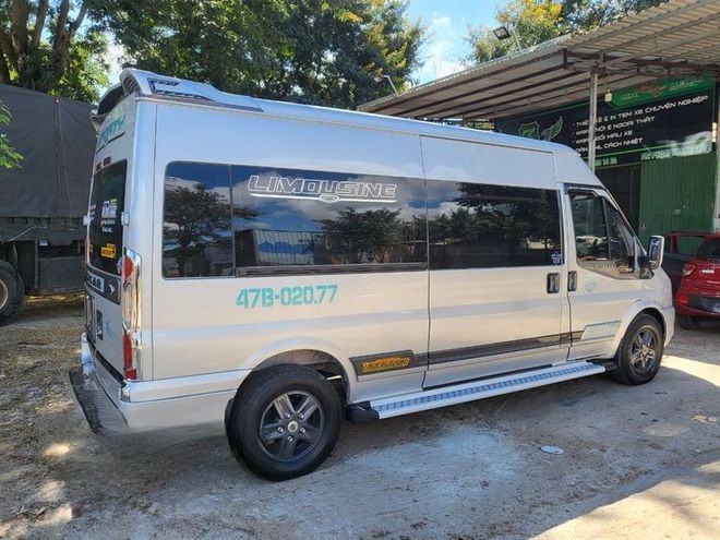 Xe Thịnh Thái Limousine Bên hông xe Limousine 9 chỗ