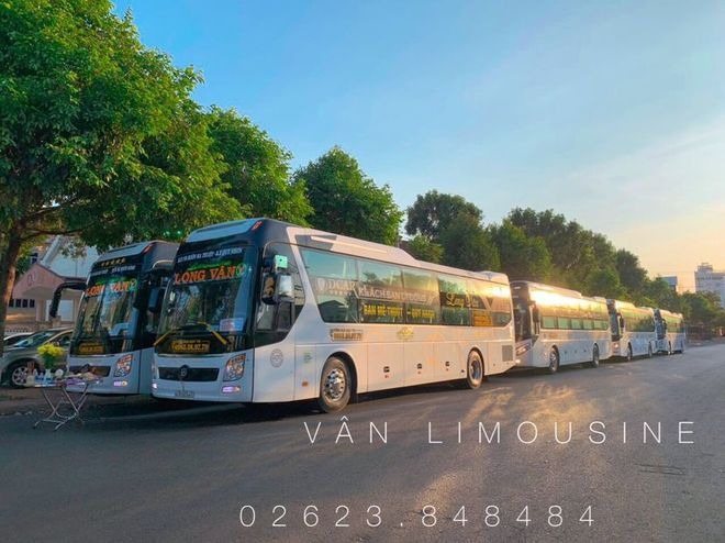Xe Lovabus Bên hông xe Mặt trước xe Limousine phòng đôi 21 chỗ