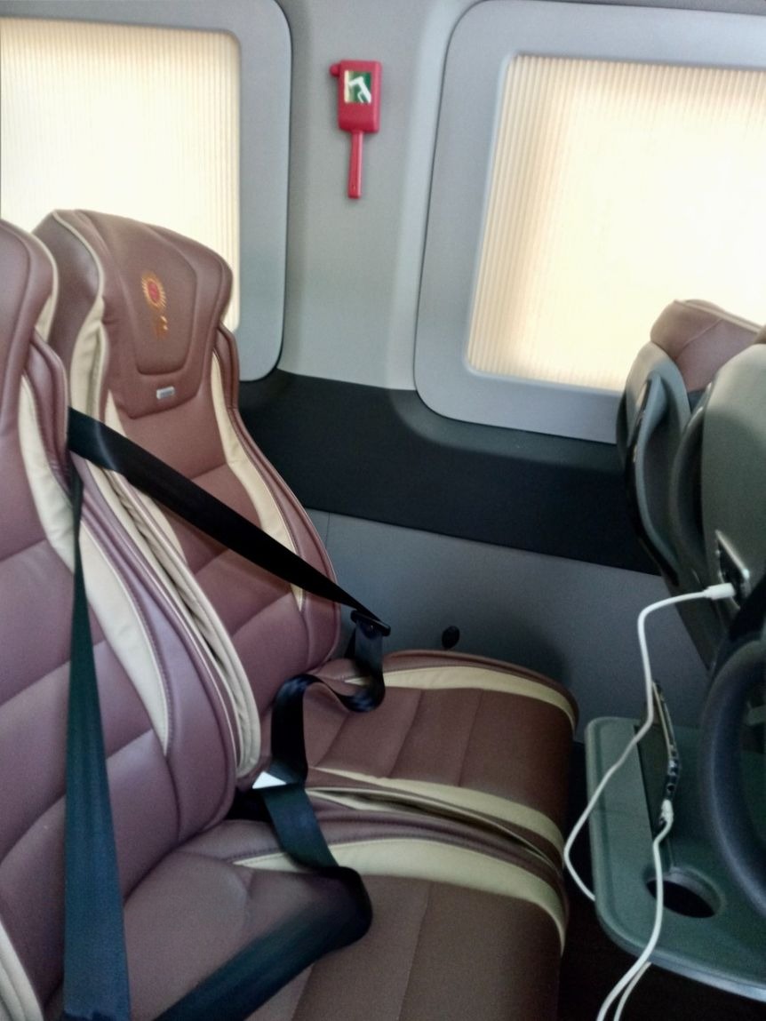 Xe Tân Hoàng Anh Ghế ngồi Tiện ích Limousine 15 Ghế