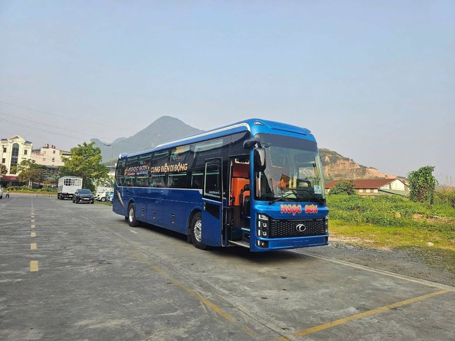 Xe Dũng Thịnh Travel Bên hông xe Giường nằm 40 chỗ
