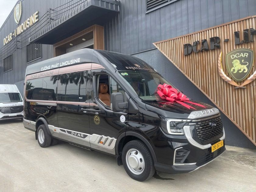 Xe Cường Phát Limousine Bên hông xe 