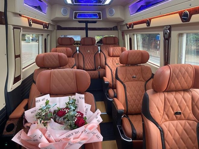 Xe Ninh Bình Excursion Transport Ghế ngồi Nội thất Tiện ích Limousine 11 chỗ VIP