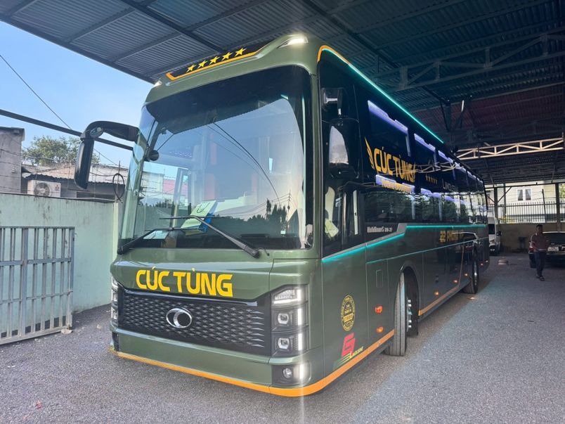 Xe Cúc Tùng Limousine Mặt trước xe Bên hông xe Limousine giường nằm 21 chỗ