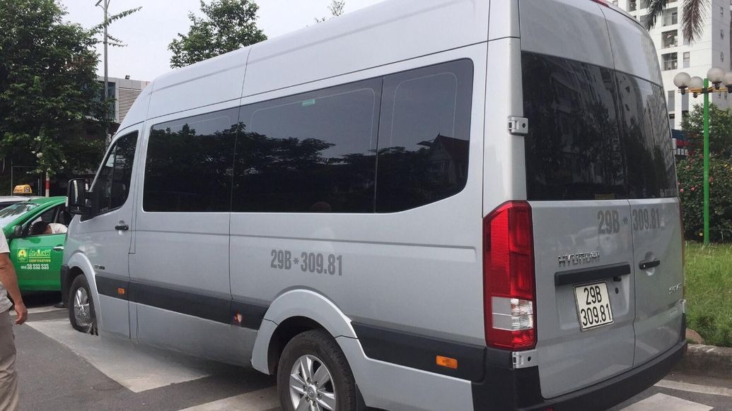 Xe Lovabus Bên hông xe Mặt sau xe Xe Starex 9 chỗ