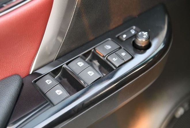 Xe Huế Express Ghế ngồi Tiện ích Fortuner 7 chỗ