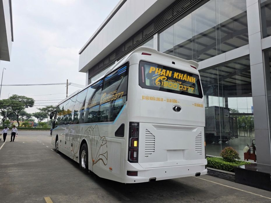 Xe Phan Khánh Mặt trước xe Bên hông xe Limousine 34 phòng đơn