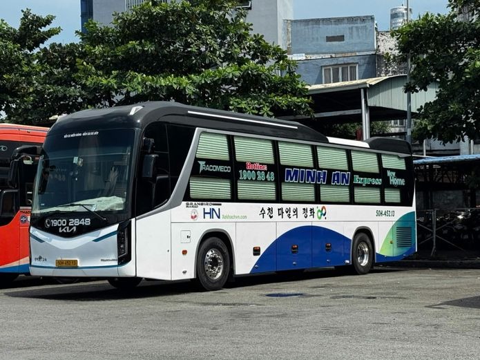 Xe Minh An Express Mặt trước xe Bên hông xe Limousine 34 chỗ