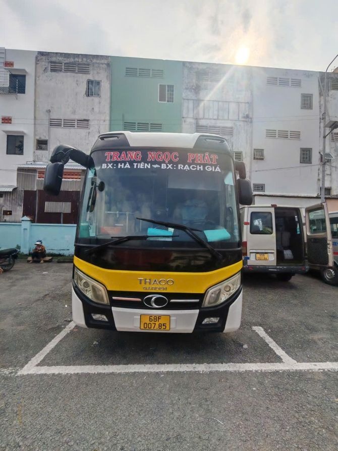 Xe Trang Ngọc Phát Mặt trước xe Ghế ngồi 28 chỗ