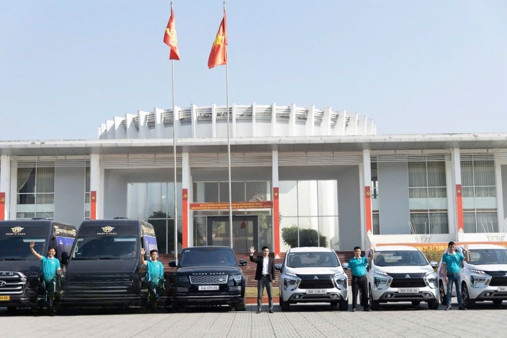 Xe Hồng Phượng Limousine Mặt trước xe Limousine 11 chỗ