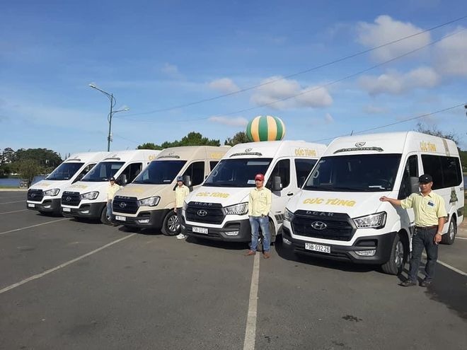 Xe Cúc Tùng  Mặt trước xe Limousine 11 chỗ