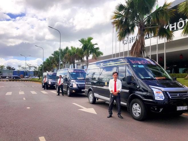 Xe Sóng Việt Bên hông xe Limousine 9 chỗ