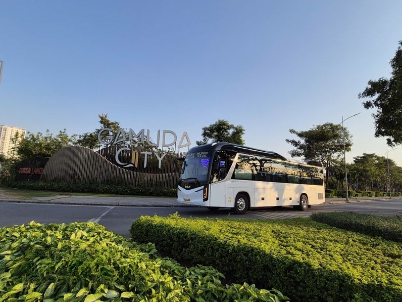 Xe Thuận Hưng Travel Mặt trước xe Bên hông xe Limousine 24 cabin đơn 