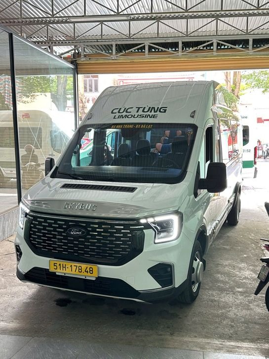 Xe Cúc Tùng Limousine Mặt trước xe Limousine 11 chỗ