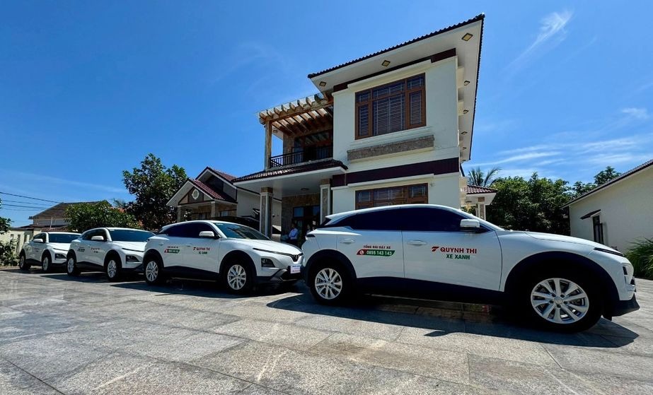 Xe Quỳnh Thi Bên hông xe VF6 4 chỗ