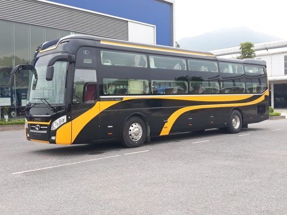 Xe Mận Vũ Bên hông xe Mặt trước xe Limousine 34 chỗ