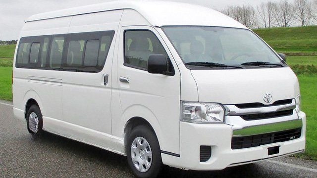 Xe Lộc Thủy Mặt trước xe Bên hông xe Hiace 6 chỗ