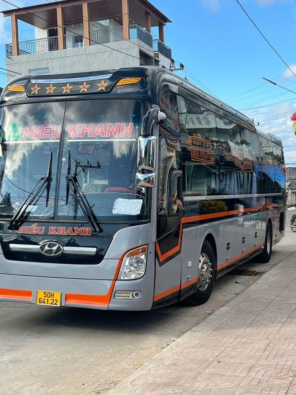 Xe Hiếu Khanh Mặt trước xe Bên hông xe Limousine giường nằm 34 chỗ