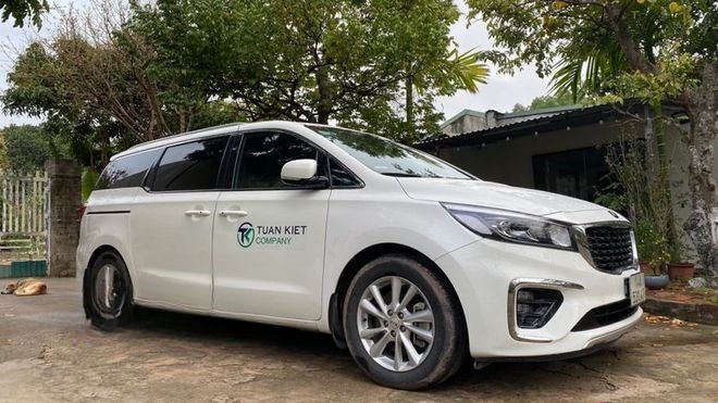 Xe Tuấn Kiệt Bên hông xe Sedona 7 chõ