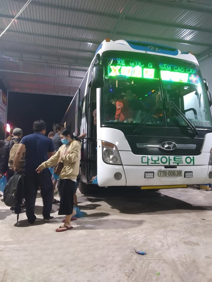 Xe Xuân Huy Mặt trước xe Bên hông xe Limousine giường phòng 34 chỗ