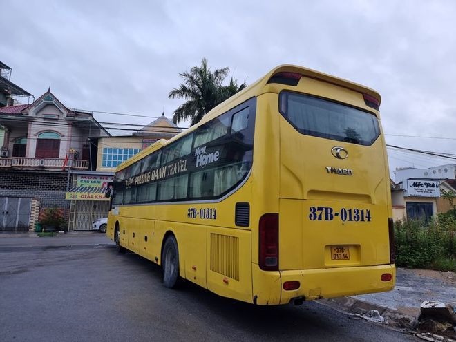 Xe Phương Oanh Mặt sau xe Bên hông xe Limousine giường nằm 34 phòng