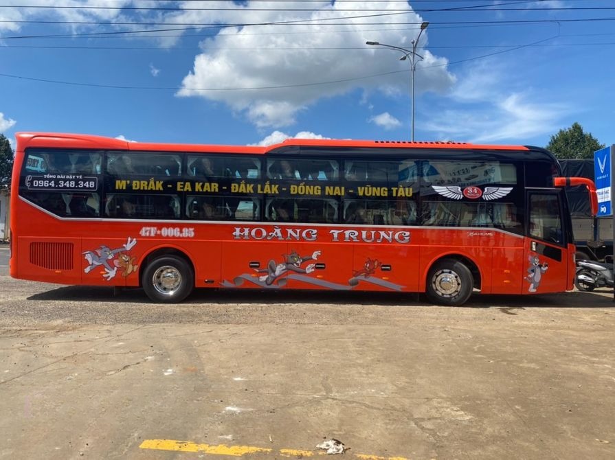Xe Hoàng Trung (Vũng Tàu) Bên hông xe Limousine phòng 34 chỗ
