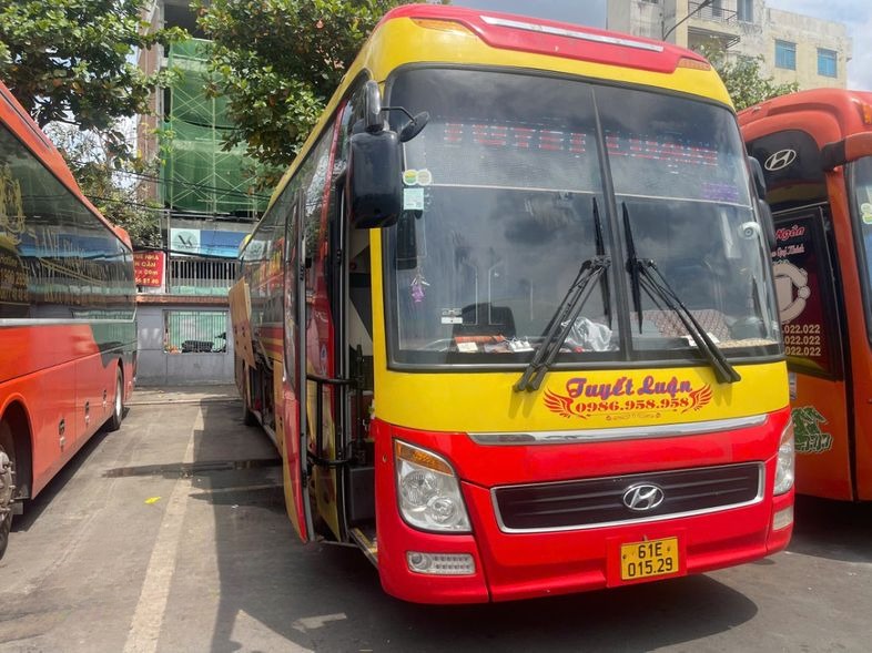 Xe Tuyết Luận Mặt trước xe Bên hông xe Limousine 34 chỗ