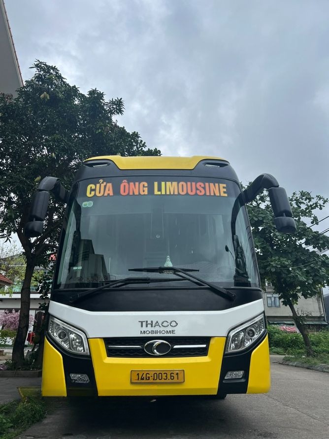 Xe Cửa Ông Limousine Mặt trước xe Limousine giường nằm 34 chỗ