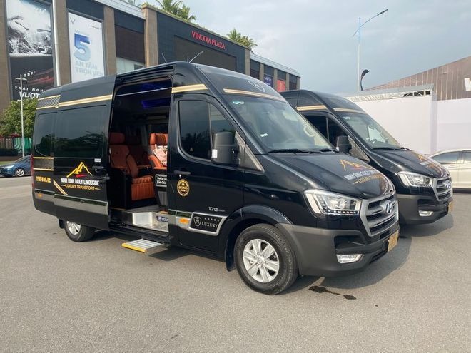 Xe Ninh Bình Excursion Transport Bên hông xe Limousine 11 chỗ VIP