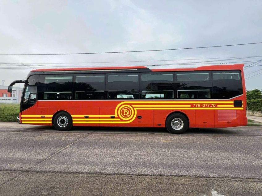 Xe Ba Quy  Bên hông xe Limousine 32 chỗ