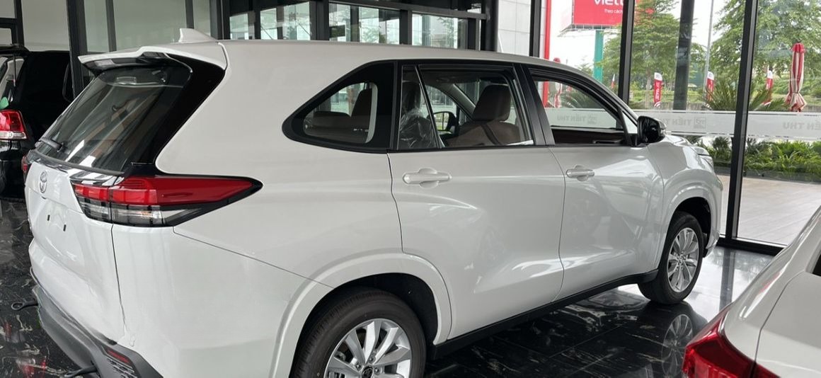 Xe Trâm Jet Mặt sau xe Bên hông xe Ghế ngồi 7 chỗ 