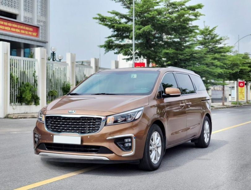 Xe Mạnh Kiên (Mai Châu) Bên hông xe Kia Grand Sedona 7 chỗ