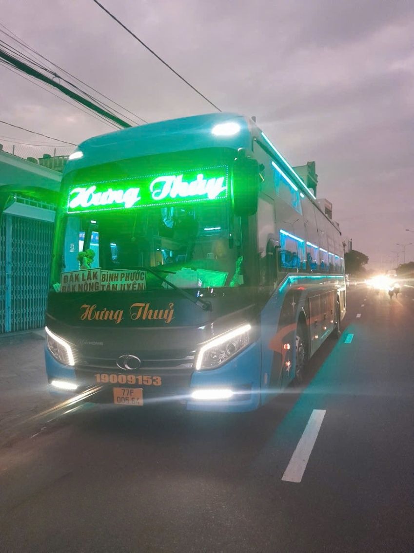 Xe Hưng Thủy (Bình Định) Mặt trước xe Bên hông xe Limousine 34 chỗ