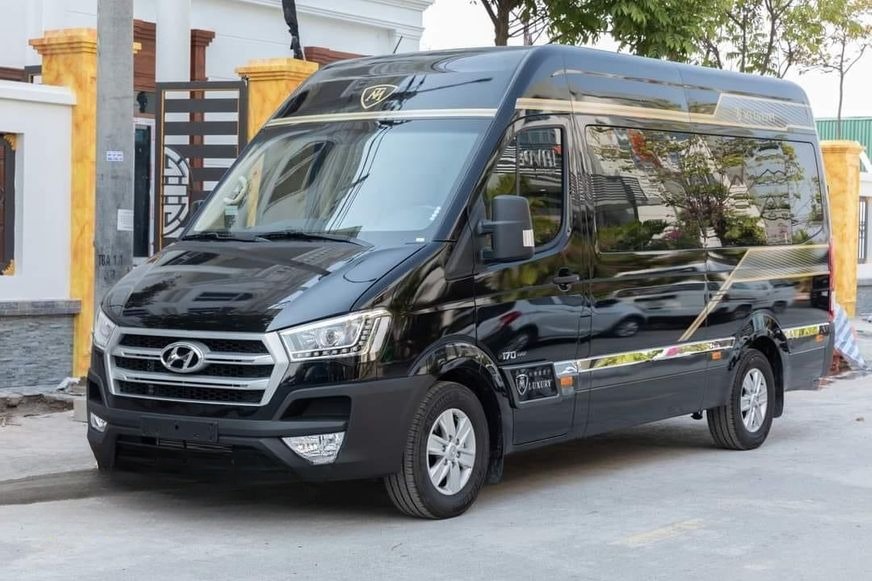 Xe Nhật Hồng Limousine Mặt trước xe Limousine 9 chỗ VIP