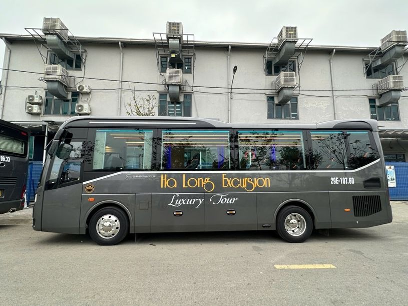 Xe Ninh Bình Excursion Transport Bên hông xe Limousine 23 chỗ