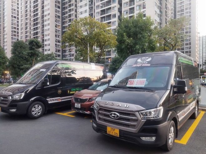 Xe Lovabus Bên hông xe limousine 9 chỗ