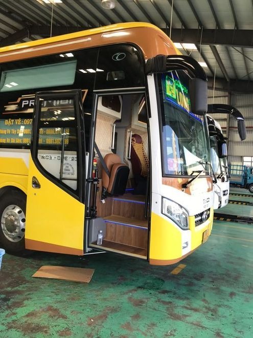 Xe Long Nguyễn Bên hông xe Limousine giường phòng 22 chỗ